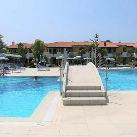 Lovely Flat With Garden דירה ביביונה