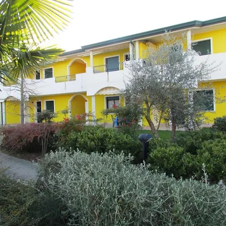 דירה Lovely Flat With Garden ביביונה